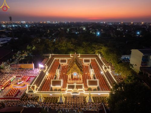 ภาพ No.197178:พิธีจุดประทีปถวายเป็นพุทธบูชา และบูชาธรรมมหาปูชนียาจารย์ ณ วัดโบสถ์(บน) ตำบลบางคูเวียง อำเภอบางกรวย จังหวัดนนทบุรี ในโครงการธรรมยาตรา กตัญญูบูชา มหาปูชนียาจารย์ พระมงคลเทพมุนี(สด จนฺทสโร) พระผู้ปราบมาร อนุสรณ์สถาน 7 แห่ง ปีที่ 13 วันที่ 18 มกราคม พ.ศ. 25