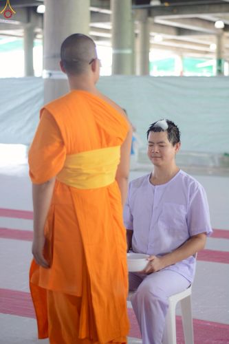 ภาพ No.248631:วันที่ 28 กันยายน พ.ศ. 2568 พิธีตัดปอยผม และปลงผม โครงการอุปสมบทบูชาธรรม 141 ปี พระมงคลเทพมุนี ณ วิหารคด วัดพระธรรมกาย