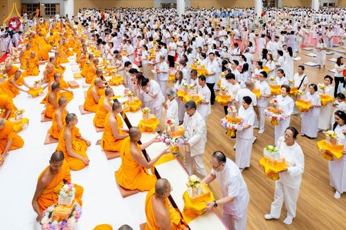 ภาพ No.239599:วันอาทิตย์ที่ 17 สิงหาคม พ.ศ. 2568 พิธีถวายคิลานเภสัช และอุปกรณ์ทางการแพทย์ แด่คณะสงฆ์ เนื่องในวันธรรมชัย ณ ห้องแก้วสารพัดนึก 2 สภาธรรมกายสากล วัดพระธรรมกาย