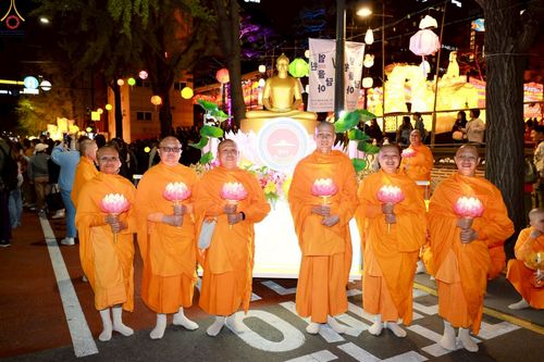 ภาพ No.229589:วันเสาร์ที่ 26 เมษายน พ.ศ. 2568 คณะพระภิกษุสามเณรในโครงการบรรพชาหมู่ 81 รูป  วัดภาวนาโซล ประเทศเกาหลีใต้ ได้ร่วมกับคณะสาธุชนคนไทยในเกาหลีใต้  ร่วมกันเดินขบวนอัญเชิญโคมดอกบัว  เพื่อบูชาแด่องค์สมเด็จพระสัมมาสัมพุทธเจ้า  ในงานเทศกาลวิสาขบูชานานาชาติ ประจำปี