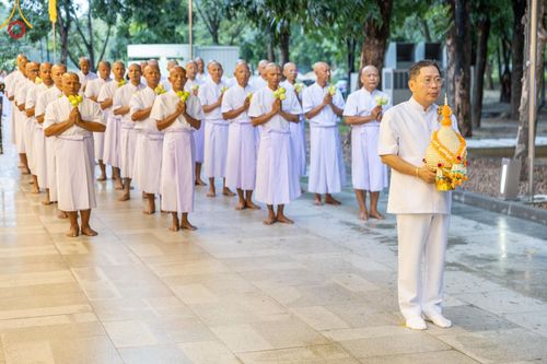 ภาพ No.156695:พิธีบรรพชาอุปสมบท ธรรมทายาท โครงการอุปสมบทหมู่บูชาธรรมครบรอบ 107 ปี วันครูผู้ค้นพบวิชชาธรรมกาย ณ โบสถ์พระไตรปิฏก วัดพระธรรมกาย วันเสาร์ที่ 14 กันยายน พ.ศ. 2567