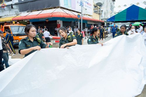 ภาพ No.245854:วันที่ 13-14 กันยายน พ.ศ. 2568 เจ้าหน้าที่ทุกสถานะ ทุกส่วนงาน ร่วมแรงร่วมใจ ปฏิบัติหน้าที่ เตรียมงาน เก็บงาน ตักบาตรพระ 555 รูป อ.เบตง จยะลา