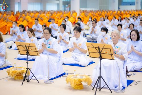 ภาพ No.146121:วันมหารำลึก ครั้งที่ 34 พิธีร่วมรำลึกถึงนักสร้างบารมีที่ล่วงลับไปแล้ว , พิธีสวดพระพุทธมนต์ ณ ห้องแก้วสารพัดนึก 1 วัดพระธรรมกาย วันเสาร์ที่ 27 กรกฎาคม พ.ศ. 2567