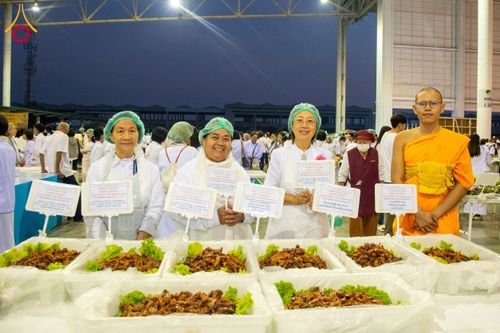 ภาพ No.204320:พิธีถวายภัตตาหารเป็นสังฆทาน แด่พระธรรมยาตรา ณ วัดพระธรรมกาย ตำบลคลองสาม อำเภอคลองหลวง จังหวัดปทุมธานี ในโครงการธรรมยาตรา กตัญญูบูชา มหาปูชนียาจารย์ พระมงคลเทพมุนี(สด จนฺทสโร) พระผู้ปราบมาร อนุสรณ์สถาน 7 แห่ง ปีที่ 13 วันที่ 31 มกราคม พ.ศ. 2568