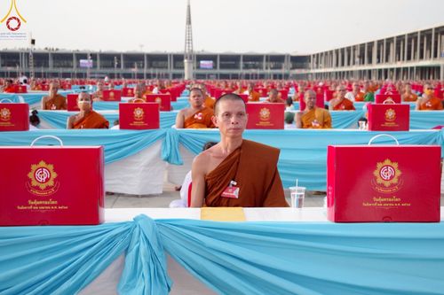 ภาพ No.221591:วันอังคารที่ 22 เมษายน พ.ศ. 2568 ภาพพิธีถวายมหาสังฆทานคณะสงฆ์ 40,000 กว่าวัดทั่วประเทศ เนื่องในวันคุ้มครองโลก ชุดที่ 2 (ปลื้มให้สมการรอคอย) ณ ลานธรรมพระมหาธรรมกายเจดีย์ วัดพระธรรมกาย