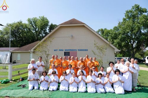 ภาพ No.142954:พิธีเจริญพระพุทธมนต์ โปรยรัตนชาติ เพื่อความเป็นสิริมงคล  ณ พื้นที่ก่อสร้างอาคารปฏิบัติธรรม “แก้วธรรมชัยรัตนอนันต์”  วัดพระธรรมกายเทนเนสซี ประเทศสหรัฐอเมริกา วันอังคารที่ 2 กรกฎาคม พ.ศ. 2567