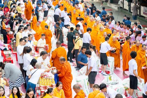 ภาพ No.180320:พิธีทำบุญตักบาตร ข้าวสารอาหารแห้ง แด่คณะสงฆ์ 99 รูป เนื่องในวันพ่อแห่งชาติ ปีที่ 50 ณ ศูนย์การค้าตลาดรังสิต ซ.รังสิต-ปทุมธานี 5 วันที่ 5 ธันวาคม พ.ศ. 2567