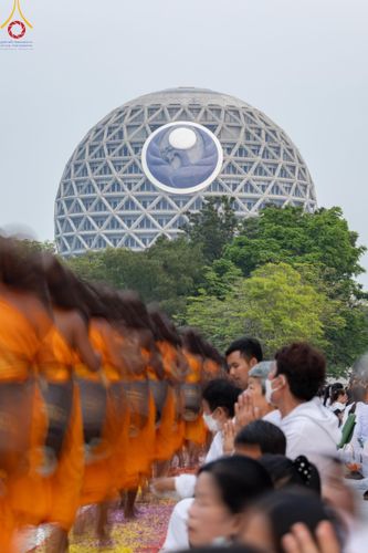 ภาพ No.120344:พิธีต้อนรับพระธรรมยาตรา ในโครงการธรรมยาตรา กตัญญูบูชา มหาปูชนียาจารย์ พระมงคลเทพมุนี(สด จนฺทสโร) พระผู้ปราบมาร อนุสรณ์สถาน 7 แห่ง ปีที่ 12 วันที่ 28 มกราคม พ.ศ. 2567 ณ วัดพระธรรมกาย จ.ปทุมธานี (ชุดที่ 2)