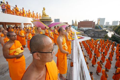 ภาพ No.201332:พระธรรมยาตราปฏิบัติธรรม และถ่ายภาพหมู่ประวัติศาสตร์ ณ อาคารธรรมยาตรา กตัญญูบูชามหาปูชนียาจารย์  ตรงข้ามวัดปากน้ำภาษีเจริญ จ.กรุงเทพมหานคร ในโครงการธรรมยาตรา กตัญญูบูชา มหาปูชนียาจารย์ พระมงคลเทพมุนี(สด จนฺทสโร) พระผู้ปราบมาร อนุสรณ์สถาน 7 แห่ง ปีที่ 13