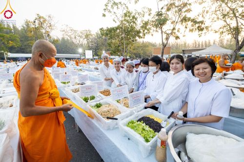 ภาพ No.110721:พิธีถวายภัตตาหารเป็นสังฆทาน แด่คณะพระธรรมยาตราฯ ในโครงการธรรมยาตรากตัญญูบูชา มหาปูชนียาจารย์ พระมงคลเทพมุนี(สด จนฺทสโร) พระผู้ปราบมาร อนุสรณ์สถาน 7 แห่ง ปีที่ 12 วันที่ 12 มกราคม พ.ศ. 2567 ณ อนุสรณ์สถานมหาวิหารพระมงคลเทพมุนี(โลตัสแลนด์) อ.สองพี่น้อง จ.สุ
