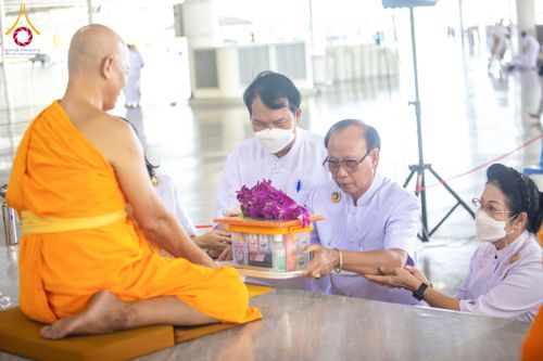 ภาพ No.133853:พิธีตักบาตร ข้าวสารอาหารแห้ง ณ บ้านแก้วเรือนทองคุณยายฯ สภาธรรมกายสากล วัดพระธรรมกาย วันอาทิตย์ต้นเดือนที่ 7 เมษายน พ.ศ. 2567