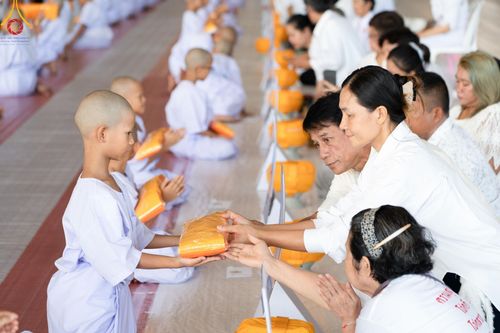 ภาพ No.133938:พิธีขอขมามอบผ้าไตร โครงการบรรพชาสามเณร ศูนย์อบรมวัดพระธรรมกาย ณ วัดพระธรรมกาย วันเสาร์ที่ 6 เมษายน พ.ศ. 2567