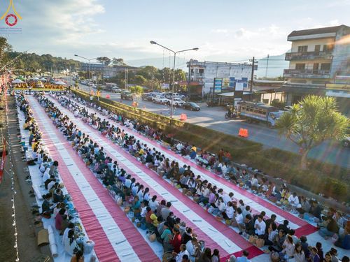 ภาพ No.187180:พิธีตักบาตรพระ ๕๐๐ รูป "สร้างบุญใหญ่ ส่งท้ายปีเก่า ต้อนรับปีใหม่ ๒๕๖๘" วันเสาร์ที่ ๒๘ ธันวาคม พ.ศ. ๒๕๖๗ ณ ถนนหน้าที่ว่าการอำเภอภูเรือ จังหวัดเลย