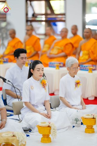 ภาพ No.160832:พิธีเจริญพระพุทธมนต์ และปิดแผ่นทองรูปเหมือน พระเดชพระคุณพระมงคลเทพมุนี (สด จนฺทสโร) พระผู้ปราบมาร จำนวน 3 องค์ วันเสาร์ที่ 5 ตุลาคม พ.ศ. 2567 ณ อาคารปลูกศรัทธา 2 (ชานชลาเดิม) วัดพระธรรมกาย อ.คลองหลวง จ.ปทุมธานี