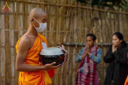 ภาพ No.76415:คณะสงฆ์และสามเณรบิณฑบาต ประเทศบังกลาเทศ วันที่ 11 กุมภาพันธ์ พ.ศ. 2566