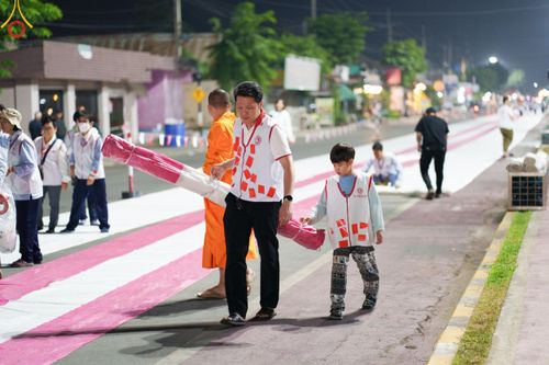 ภาพ No.185605:V.47 เบื้องหลังของเบื้องหน้า งานตักบาตรพระ 10,000 รูป ณ จ.กาญจนบุรี วันที่ 20-21 ธันวาคม พ.ศ. 2567