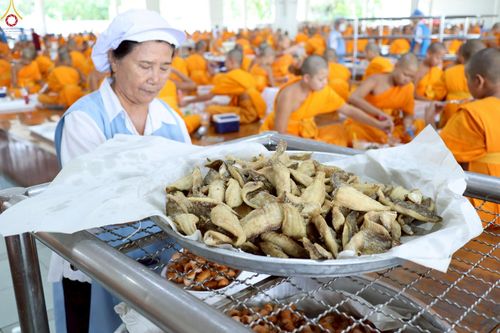 ภาพ No.230452:วันที่ 28 มิถุนายน พ.ศ. 2568 พิธีถวายภัตตาหารเมนูสวรรค์ เพื่อการบรรลุธรรม ณ หอฉันคุณยายอาจารย์ฯ วัดพระธรรมกาย