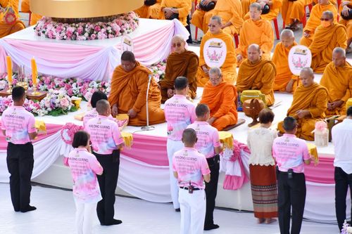 ภาพ No.150832:พิธีเจริญพระพุทธมนต์ และทำบุญตักบาตรแด่คณะสงฆ์ จำนวน 121 รูป เนื่องในโอกาสฉลองครบรอบ 120 ปี อำเภอคลองหลวง จังหวัดปทุมธานี เพื่อถวายเป็นพุทธบูชา ช่วยเหลือผู้ประสบความเดือดร้อนจากอุทกภัย และคณะสงฆ์ 323 วัด 4 จังหวัดชายแดนภาคใต้ วันเสาร์ที่ 31 สิงหาคม พ.ศ. 