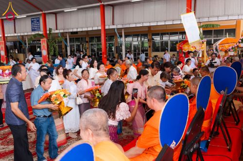 ภาพ No.170765:พิธีทอดกฐิน ณ วัดมงคลพุการาม ปทุมธานี ในโครงการกฐินสามัคคีทั่วไทย 30,000 วัด บูชาธรรม 80 ปี หลวงพ่อธัมมชโย โดยคณะศิษยานุศิษย์วัดพระธรรมกาย วันที่ 27 ตุลาคม พ.ศ. 2567