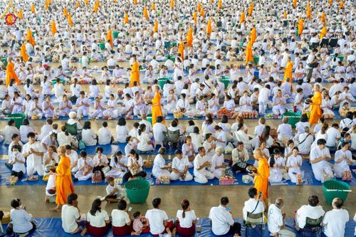 ภาพ No.222007:วันที่ 4 พฤษภาคม พ.ศ. 2568 พิธีตักบาตร เนื่องในวันอาทิตย์ต้นเดือน ณ บ้านแก้วเรือนทองคุณยายฯ วัดพระธรรมกาย