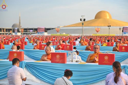 ภาพ No.219610:วันอังคารที่ 22 เมษายน พ.ศ. 2568 พิธีถวายมหาสังฆทานคณะสงฆ์ 40,000 กว่าวัดทั่วประเทศ เนื่องในวันคุ้มครองโลก ณ วัดพระธรรมกาย จ.ปทุมธานี