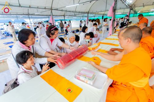 ภาพ No.201835:พิธีถวายภัตตาหารเป็นสังฆทาน แด่พระธรรมยาตรา ณ อนุสรณ์สถานบางปลา วัดบางปลา อำเภอบางเลน จังหวัดนครปฐม ในโครงการธรรมยาตรา กตัญญูบูชา มหาปูชนียาจารย์ พระมงคลเทพมุนี(สด จนฺทสโร) พระผู้ปราบมาร อนุสรณ์สถาน 7 แห่ง ปีที่ 13 วันที่ 26 มกราคม พ.ศ. 2568