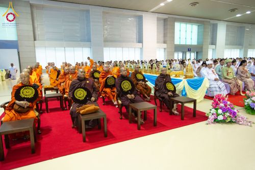 ภาพ No.209569:วันอาทิตย์ที่ 2 มีนาคม พ.ศ. 2568 พิธีบูชาข้าวพระ ณ สภาธรรมกายสากล วัดพระธรรมกาย