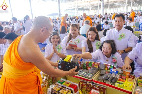 ภาพ No.167523:พิธีตักบาตรและพิธีบูชาข้าวพระ ในวันอาทิตย์ที่ 3 พฤศจิกายน พ.ศ. 2567 ณ วัดพระธรรมกาย