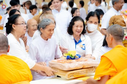 ภาพ No.180844:พิธีถวายภัตตาหารเมนูสวรรค์ และพิธีถวายอุปกรณ์กันหนาว แด่คณะพระภิกษุสามเณรวัดพระธรรมกาย วันอาทิตย์ที่ 8 ธันวาคม พ.ศ.2567 ณ สภาธรรมกายสากล วัดพระธรรมกาย