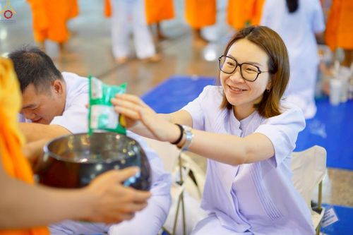 ภาพ No.243509:วันที่ 7 กันยายน พ.ศ. 2568 พิธีตักบาตร ข้าวสารอาหารแห้ง ในวันครูผู้ค้นพบวิชชาธรรมกาย ณ บ้านแก้วเรือนทองคุณยายฯ สภาธรรมกายสากล วัดพระธรรมกาย