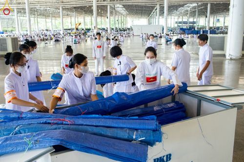 ภาพ No.89478:พิธีตักบาตร ข้าวสารอาหารแห้ง พิธีบูชาข้าวพระ และพิธีจุดเทียนใจ ไฟนิรันดร์  อนันตชัย ณ สภาธรรมกายสากล วัดพระธรรมกาย วันอาทิตย์ที่ 1 ตุลาคม พ.ศ. 2566