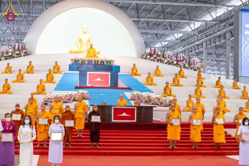 ภาพ No.127101:พิธีมอบใบประกาศเกียรติคุณองค์กรนานาชาติ และหน่วยงานที่ชักชวนคนร่วมโครงการนั่งสมาธิเพื่อสันติภาพโลกมากที่สุด วันอาทิตย์ที่ 1 มีนาคม พ.ศ. 2567 ณ สภาธรรมกายสากล วัดพระธรรมกาย