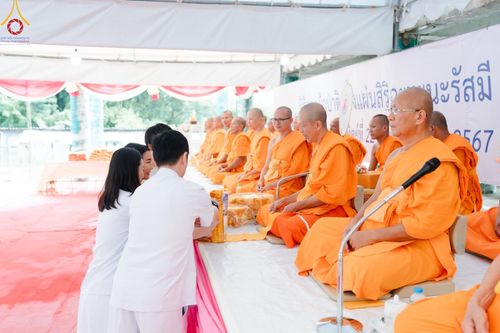 ภาพ No.158143:พิธีทอดผ้าป่า ติดตั้งแผ่นสิริฉะทะนะรัสมี(หลังคา) อาคาร 80 ปี หลวงพ่อธัมมชโย วันอาทิตย์ที่ 22 กันยายน พ.ศ. 2567 ณ ศูนย์ปฏิบัติธรรมวิหารแดง อ.วิหารแดง จ.สระบุรี