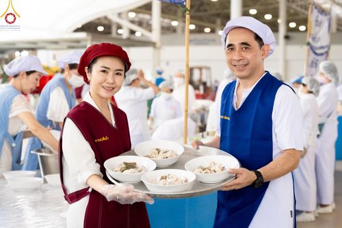 ภาพ No.60245:คณะสงฆ์ 10,000 กว่าวัดฉันภัตตาหารเพล ในวันคุ้มครองโลก วันจันทร์ที่ 22 เมษายน พ.ศ. 2567 ณ สภาธรรมกายสากล วัดพระธรรมกาย