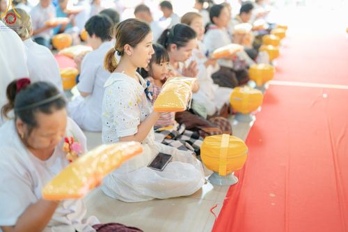 ภาพ No.135081: พิธีบรรพชาสามเณร  พิธีตักบาตรฉลองสามเณรใหม่ วันที่ 1 เมษายน พ.ศ.2567 ในโครงการบรรพชาสามเณรฟื้นฟูพระพุทธศาสนาทั่วไทย ณ ศูนย์ปฏิบัติธรรมแก้วเมืองเลย