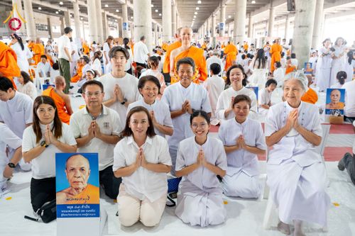 ภาพ No.62590:พิธีถวายบาตรเเละไทยธรรม ในโครงการอุปสมบทหมู่ บูชาธรรมหลวงพ่อธัมมชโย พ.ศ.2567 ณ ลานธรรม พระมหาธรรมกายเจดีย์ วันที่ 13 เมษายน พ.ศ.2567