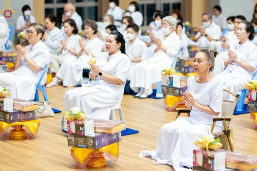 ภาพ No.145267:พิธีถวายผ้าอาบน้ำฝนและประทีปโคมไฟ ณ สภาธรรมกายสากล วัดพระธรรมกาย วันเสาร์ที่ 20 กรกฎาคม พ.ศ. 2567