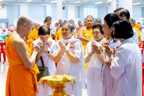 ภาพ No.251285:วันที่ 10 ตุลาคม พ.ศ. 2568 พิธีปฏิบัติธรรม ในวันคล้ายวันเกิด 141 ปี พระมงคลเทพมุนี (สด จนฺทสโร) พระผู้ปราบมาร ณ สภาธรรมกายสากล วัดพระธรรมกาย