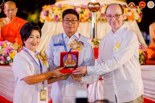 ภาพ No.224509:วันจันทร์ที่ 12 พฤษภาคม พ.ศ. 2568  ชาวพุทธในอินโดนีเซีย ร่วมฉลองวิสาขบูชาจุดประทีปกว่า 200,000 ดวง ณ พระมหาเจดีย์บรมพุทโธ  เจริญพุทธมนต์ถวาย “พระวชิรเกล้าเจ้าอยู่หัว”