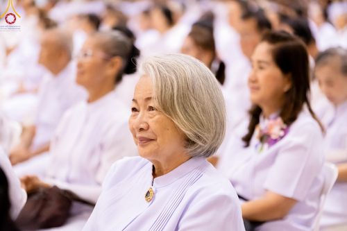 ภาพ No.159508:สัมมนาพิเศษและพิธีมอบองค์พระธรรมกาย 2,000 องค์ ณ ห้องแก้วสารพัดนึก 1 วัดพระธรรมกาย วันอาทิตย์ต้นเดือนที่ 6 ตุลาคม พ.ศ. 2567
