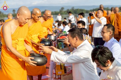 ภาพ No.250571:วันพุธที่ 8 ตุลาคม พ.ศ. 2568 พิธีตักบาตรเทโวโรหณะ ณ ลานธรรมปทุมรัตน์ธรรมเจดีย์ พุทธอุทยานนานาชาติ อ.โพนพิสัย จ.หนองคาย