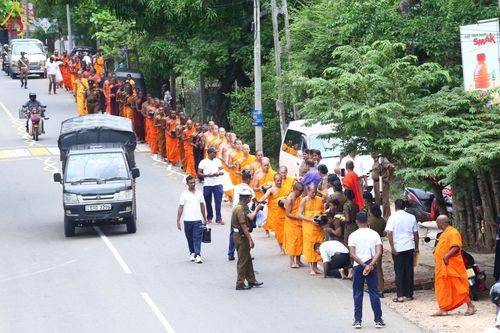 ภาพ No.139445:พิธีตักบาตรรอบเมืองดัมบุลล่า เทศกาลวิสาขบูชาแห่งชาติ ศรีลังกา เมื่อวันที่ 16 พฤษภาคมที่ผ่านมา คณะสงฆ์จากวัดพระธรรมกาย และคณะพระภิกษุสามเณรศรีลังกา ในโครงการสยาม-ลังกา ธรรมยาตรา ฉลองเทศกาลวิสาขบูชาแห่งชาติ ศรีลังกา บูชาธรรม 80 ปีหลวงพ่อธัมมชโย