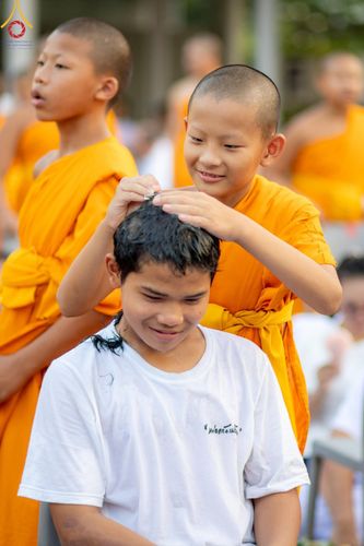 ภาพ No.132931:พิธีตัดปอยผม โครงการหน่อแก้วเปรียญธรรม รุ่นที่ 12 ณ ค่ายจองแชมป์ หมู่กฏิสามเณรเปรียญธรรม วัดพระธรรมกาย วันอาทิตย์ที่ 31 มีนาคม พ.ศ. 2567
