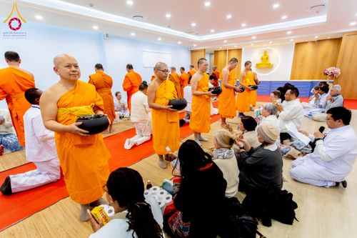 ภาพ No.233315:วันอาทิตย์ที่ 6 กรกฎาคม พ.ศ. 2568 พิธีถวายมหาสังฆทานแด่คณะสงฆ์ทั่วโลกและพิธีตักบาตรเนื่องในวันเข้าพรรษา  ณ วัดพุทธเคปทาวน์ ประเทศแอฟริกาใต้