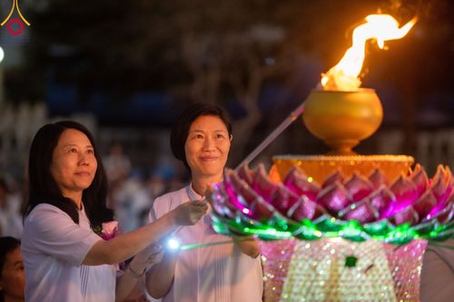 ภาพ No.112044:พิธีจุดประทีปถวายเป็นพุทธบูชา และบูชาธรรมมหาปูชนียาจารย์ พระมงคลเทพมุนี(สด จนฺทสโร) ในโครงการธรรมยาตรา กตัญญูบูชา มหาปูชนียาจารย์ พระมงคลเทพมุนี(สด จนฺทสโร) พระผู้ปราบมาร อนุสรณ์สถาน 7 แห่ง ปีที่ 12 วันที่ 14 มกราคม พ.ศ. 2567 ณ วัดสองพี่น้อง อ.สองพี่น้อง