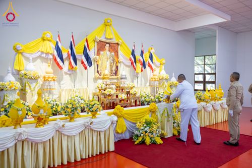 ภาพ No.179628:พิธีเจริญพระพุทธมนต์ พิธีทำบุญตักบาตรถวายพระราชกุศล และพิธีวางพานพุ่มดอกไม้ถวายราชสักการะ  แด่พระบาทสมเด็จพระบรมชนกาธิเบศร มหาภูมิพลอดุลยเดชมหาราช บรมนาถบพิตร เนื่องในวันคล้ายวันพระบรมราชสมภพ วันชาติ และวันพ่อแห่งชาติ วันพฤหัสบดีที่ 5 ธันวาคม พ.ศ. 2567 ณ