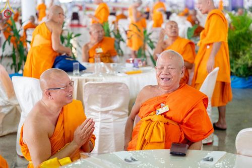 ภาพ No.60348:การต้อนรับพระสังฆาธิการ 10,000 กว่าวัดทั่วประเทศ พิธีมอบปัจจัยช่วยเหลือครู 4 จังหวัดชายแดนภาคใต้ พิธีปฏิบัติธรรม ในวันคุ้มครองโลก วันจันทร์ที่ 22 เมษายน พ.ศ.2567 ณ วัดพระธรรมกาย จ.ปทุมธานี