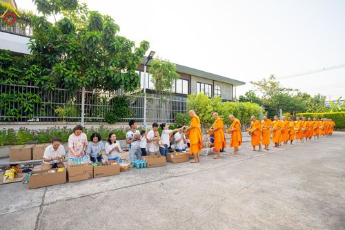 ภาพ No.136076:พระธรรมทายาท โครงการบวชพระนานาชาติ AEC & WAB ผู้บริหารรุ่นที่ 2 บิณฑบาต ณ หอฉันคุณยายอาจารย์ฯ เมืองแก้วมณี หมู่บ้านแก้วพุทธรักษา วันที่ 28 เมษายน พ.ศ. 2567