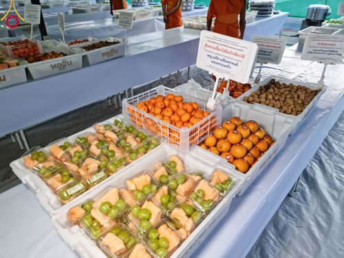 ภาพ No.108120:พิธีถวายภัตตาหารเป็นสังฆทาน แด่คณะพระธรรมยาตราฯ ในโครงการธรรมยาตรากตัญญูบูชา มหาปูชนียาจารย์ พระมงคลเทพมุนี(สด จนฺทสโร) พระผู้ปราบมาร อนุสรณ์สถาน 7 แห่ง ปีที่ 12 วันที่ 8 มกราคม พ.ศ. 2567 ณ อนุสรณ์สถานมหาวิหารพระมงคลเทพมุนี (โลตัสแลนด์) อ.สองพี่น้อง จ.สุ