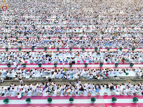 ภาพ No.105276:พิธีตักบาตรฉลองพระบวชใหม่ รุ่นบูชาธรรมมหาปูชนียาจารย์ และต้อนรับศักราชใหม่ วันจันทร์ที่ 1 มกราคม พ.ศ. 2567 ณ ลานธรรมพระมหาธรรมกายเจดีย์ วัดพระธรรมกาย